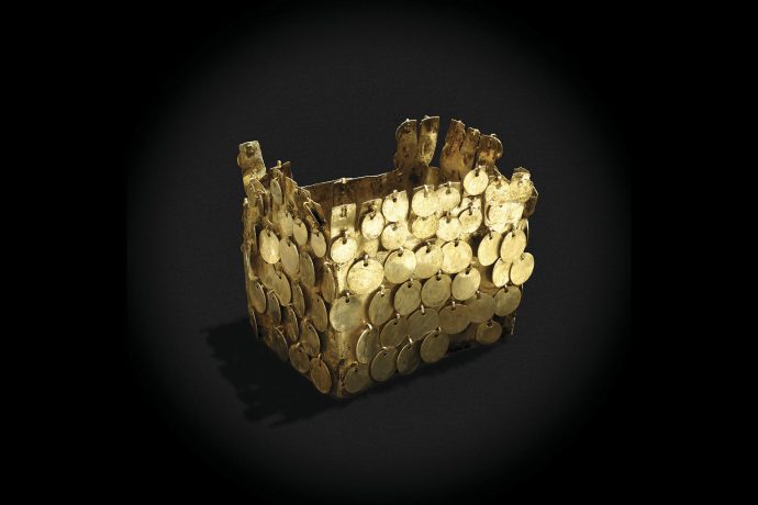 Corona de cobre dorado con lentejuelas. Cultura Vicús.