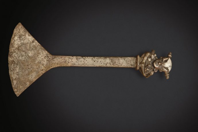 Cuchillo ceremonial con detalle de dignatario degollador en cobre. Cultura Moche.