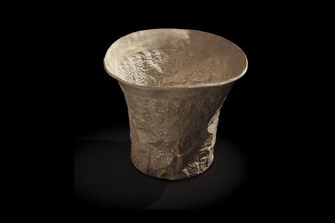 Vaso de plata con escenas repujadas. Cultura Chimú.