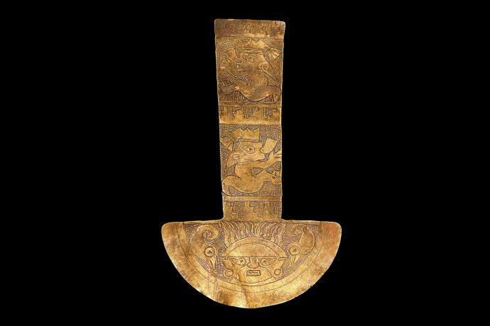 Cuchillo Tumi de oro con diseños cincelados. Cultura Lambayeque.