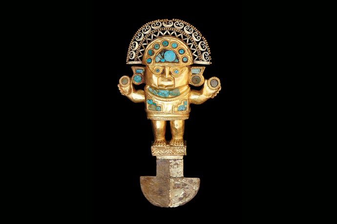 Cuchillo Tumi de oro con representación antropomorfa sobre pedestal y tocado en media luna. Cultura Lambayeque.